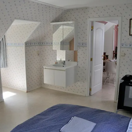 D'hôte Dans 4 Façades - Quartier Et Boisé - 5 Kms De Bed & Breakfast